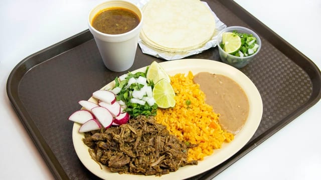 Platillo De Barbacoa Con Consome.